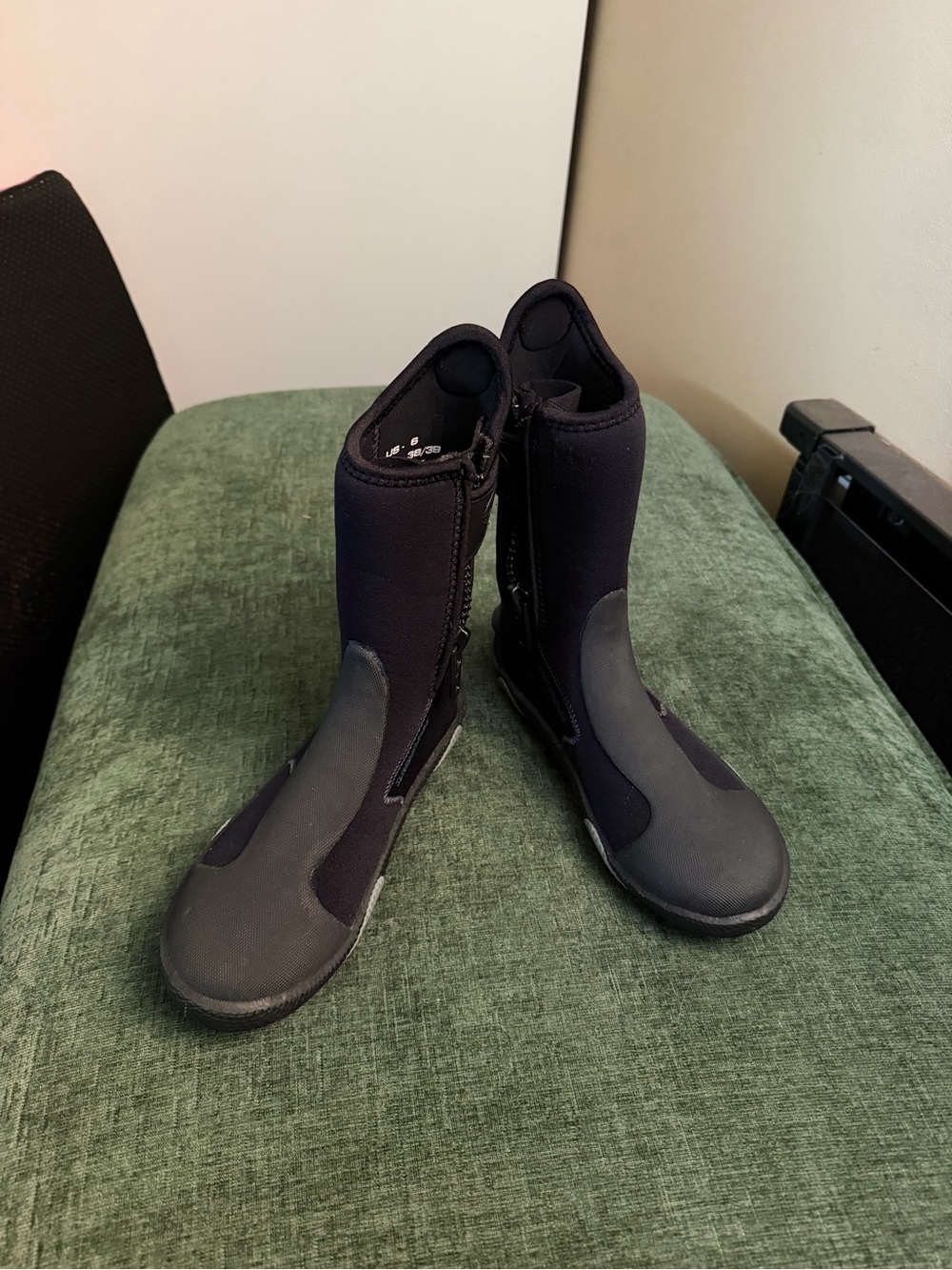 M6/W7.5 DeepSee Black Neoprene Dive Boots with Side Zipper